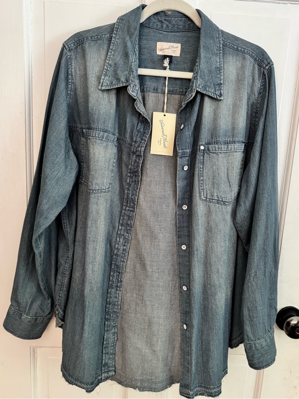 NWT Women’s Universal Thread Blue Denim Button Down Shirt XXL Long Sleeve Cotton